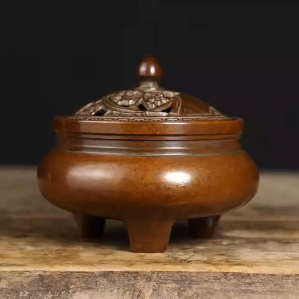 Pure copper three-legged incense burner: Height: 8.4 cm, Width: 9.5 cm, weight 400 grams.