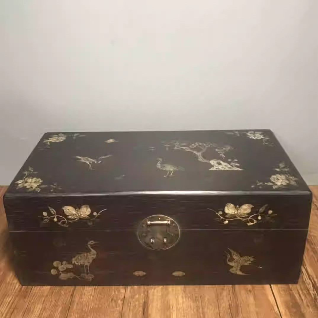 Sandalwood jewelry box inlaid with mother-of-pearl depicting cranes and pine trees (symbolizing: Dimensions: Length 35cm, Width 18.5cm, Height 13.5cm