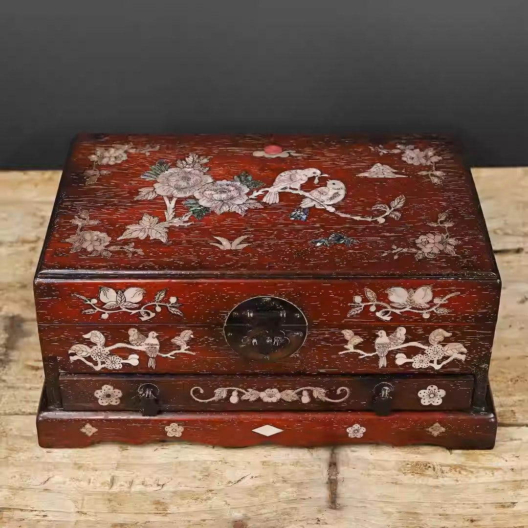 Rosewood jewelry box inlaid with mother-of-pearl floral and bird motifs: Dimensions: Length 34cm, Width 23cm, Height 16cm Weight: 2600g