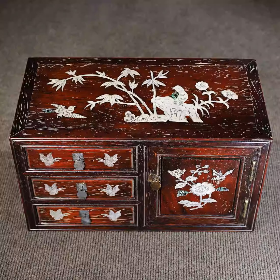 Rosewood jewelry box inlaid with mother-of-pearl depicting magpies on plum blossoms: Dimensions: Length 35cm, Width 18cm, Height 20cm