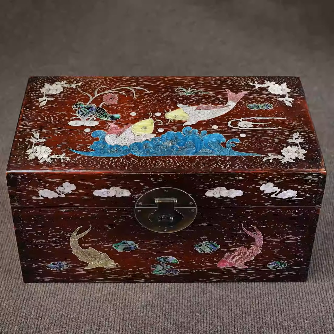 Sandalwood storage box inlaid with mother-of-pearl, symbolizing abundance year after year: Dimensions: Length 40cm, Width 22cm, Height 20cm