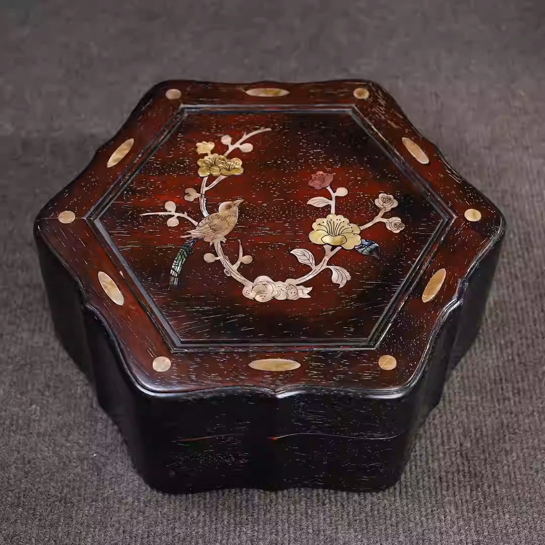 Sandalwood jewelry box inlaid with mother-of-pearl floral and bird motifs: Dimensions: Length 29.5cm, Width 26cm, Thickness 11cm