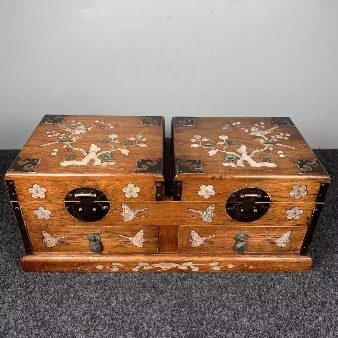 Rosewood jewelry box inlaid with mother-of-pearl: Dimensions: Length 36.5cm, Width 16.5cm, Height 15cm