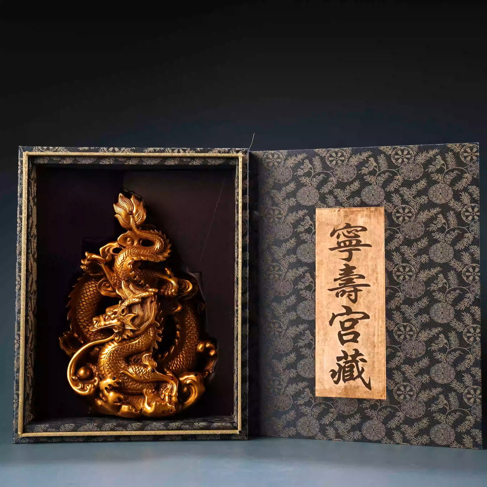 High-relief engraved gilt dragon ornament: Dimensions: Width 19cm, Height 26cm, Weight: 2900g