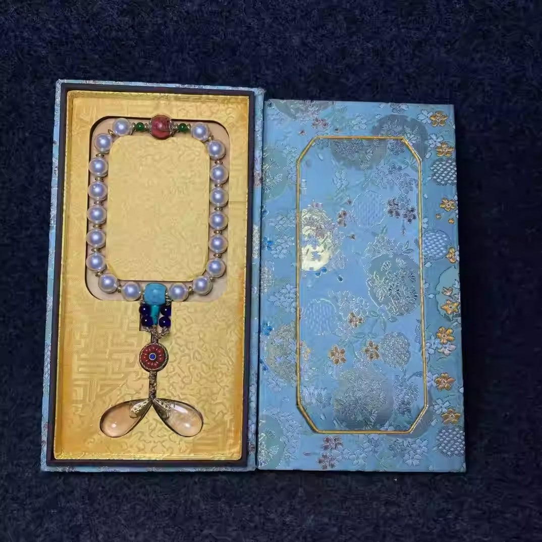 The brocade box contains eighteen pearl hand-held beads (1 of 5)