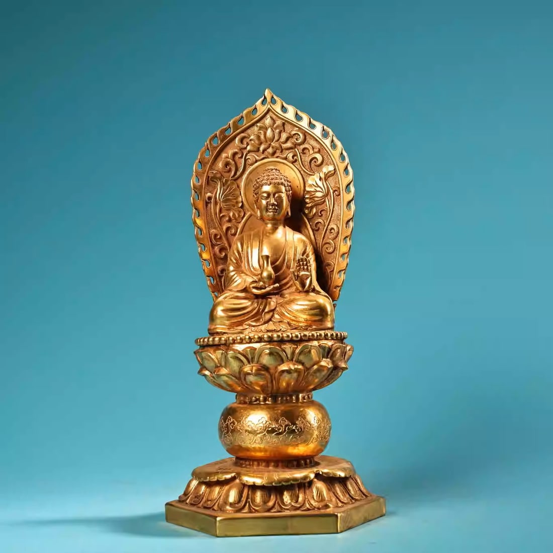 A pure copper relief-engraved and gilded Shakyamuni Buddha statue: Dimensions: Height 22cm, Width 12cm, Weight: 840g