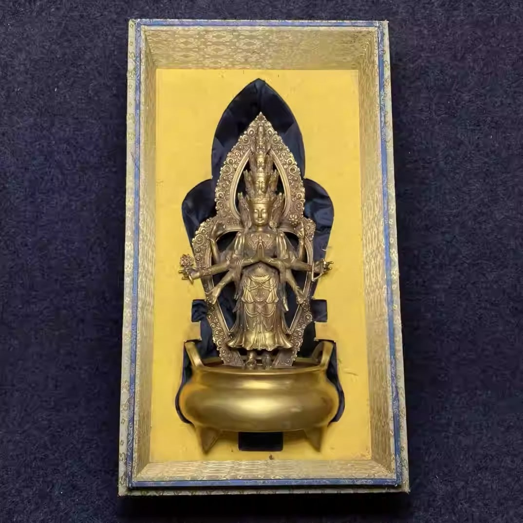 The exquisite set includes a four-armed Guanyin statue and an incense burner (1 of 5)