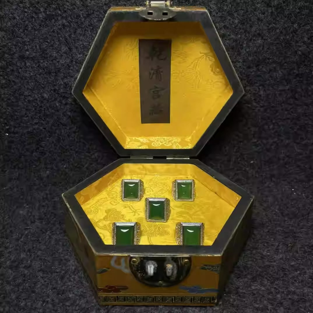 Five chalcedony rings are treasured inside the dragon-patterned lacquerware collection box (1 of 3)