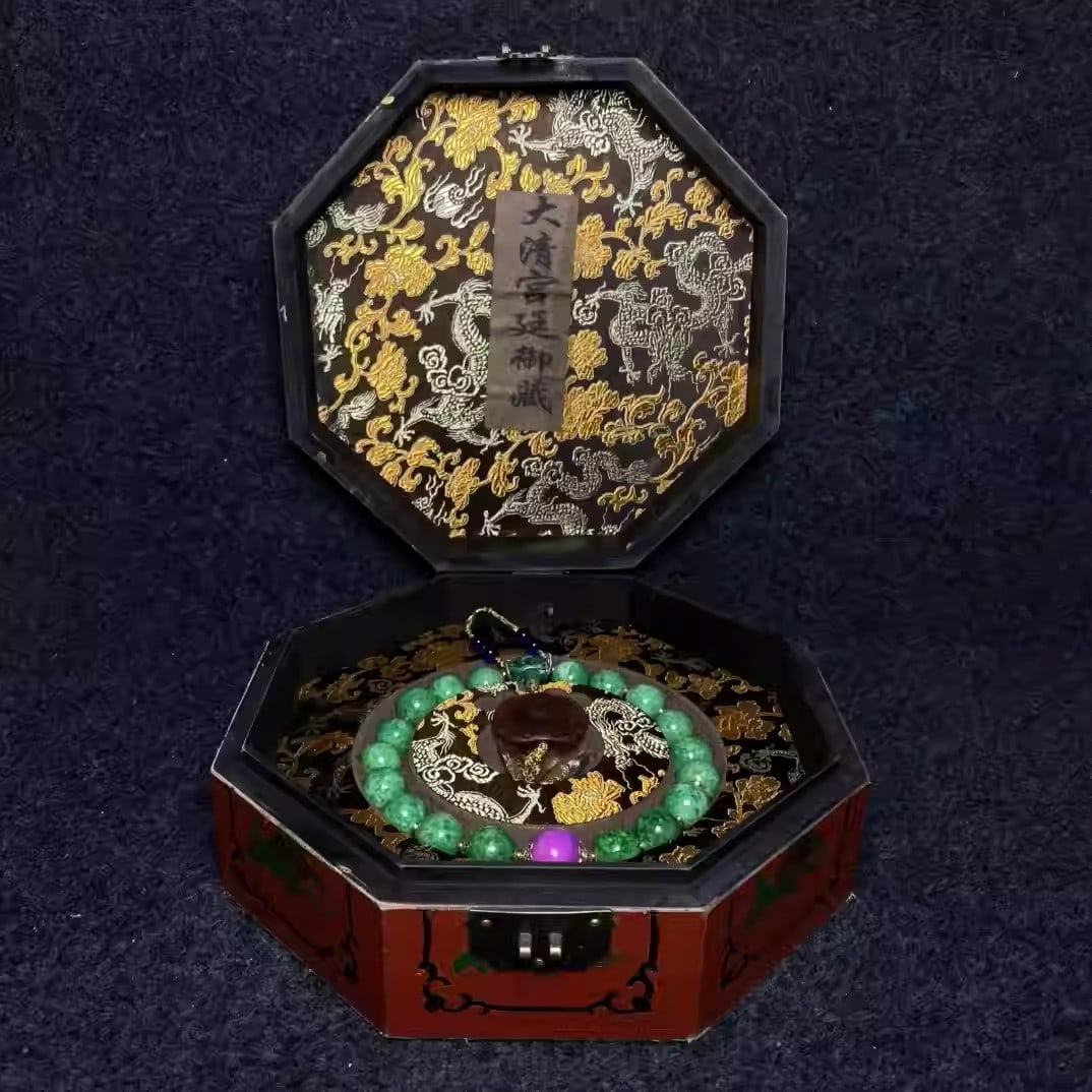 The imperial lacquerware collection box contains a jadeite eighteen-bead handheld piece (1 of 5)