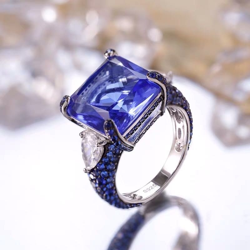 925 Silver Tanzanite Ring: 925 Silver Tanzanite Ring ****** Metal: 925 Silver / Main Stone: Tanzanite / Color: Blue / Diameter 17mm