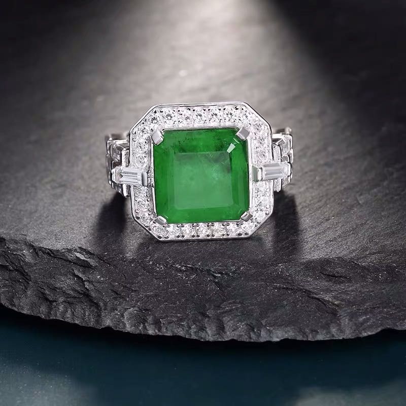 925 Silver Emerald Ring: 925 Silver Emerald Ring ****** Metal: 925 Silver / Main Stone: Emerald / Color: Green / Diameter 17mm
