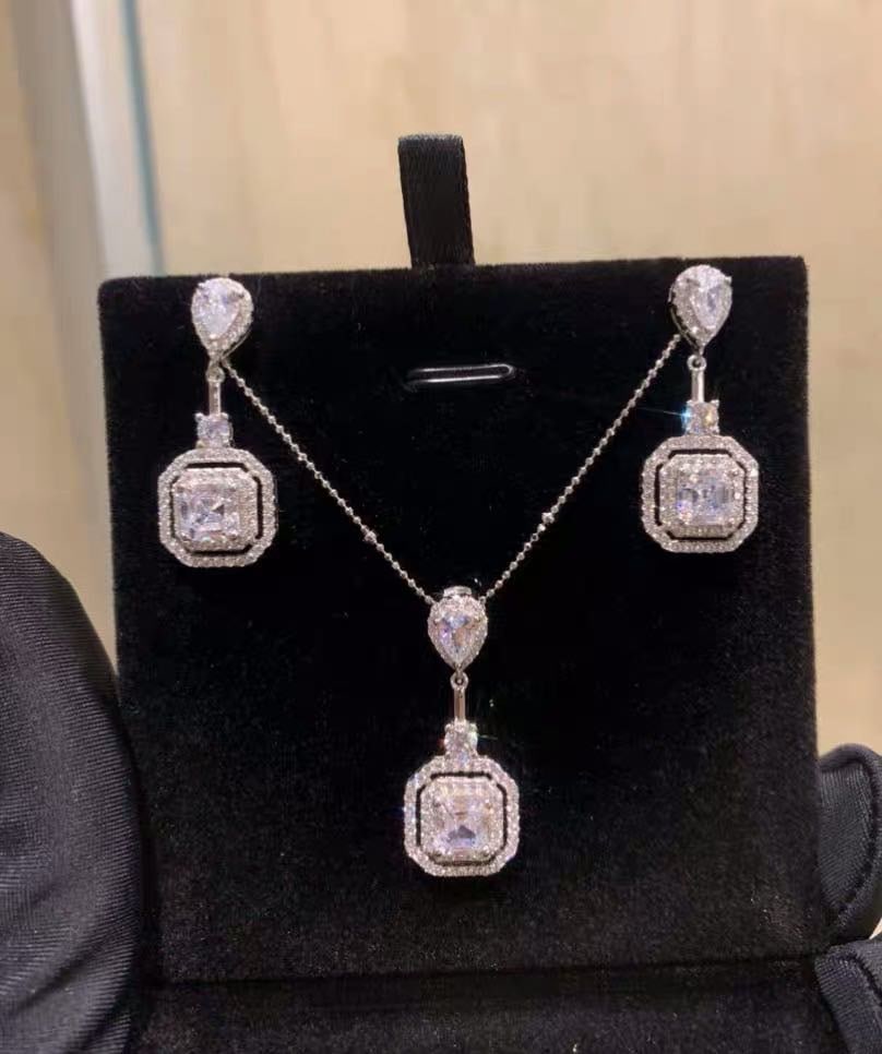 925 Silver Gem Pendant And Earrings Two-Piece Set: 925 Silver Gem Pendant And Earrings Two-Piece Set ****** Metal: 925 Silver / Main Stone: Gem / Size: 13*32mm / Length : 40cm