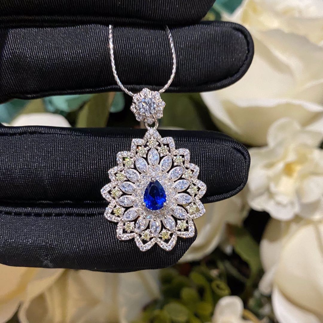 925 Silver 1ct Tanzanite Pendant: 925 Silver 1ct Tanzanite Pendant ****** Metal: 925 Silver / Main Stone: Tanzanite / Color: Blue / Carat Weight: 1 / Main Stone Size: 5*7mm / Pendant Size: 25*35mm / Length : 45cm