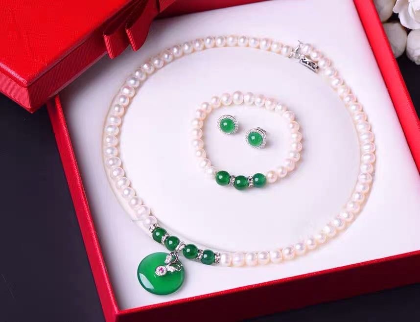 925 Silver Pearl Jade Necklace Earrings and Bracelet Three-Piece Set: 925 Silver Pearl Jade Necklace Earrings and Bracelet Three-Piece Set ****** Metal: 925 Silver / Metal: Pearl / Main Stone: Jade / Color: Green