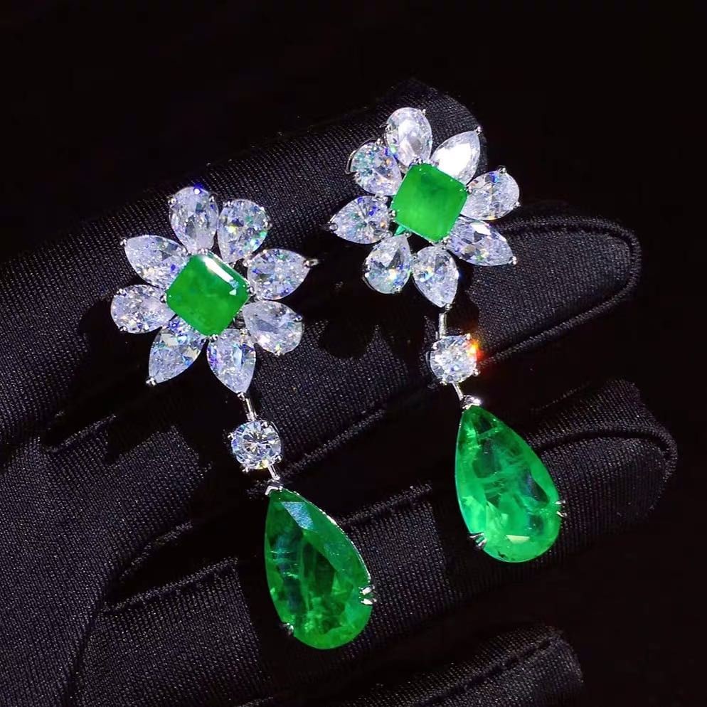 925 Silver Emerald Earrings: 925 Silver Emerald Earrings ****** Metal: 925 Silver / Total Item Weight: 18 grams / Main Stone: Emerald / Color: Green / Main Stone Size: 10*16mm/ Size: 21*45mm