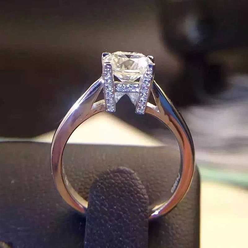 925 Silver 1ct Gem Ring: 925 Silver 1ct Gem Ring ****** Metal: 925 Silver / Main Stone: Moissanite / Carat Weight: 1