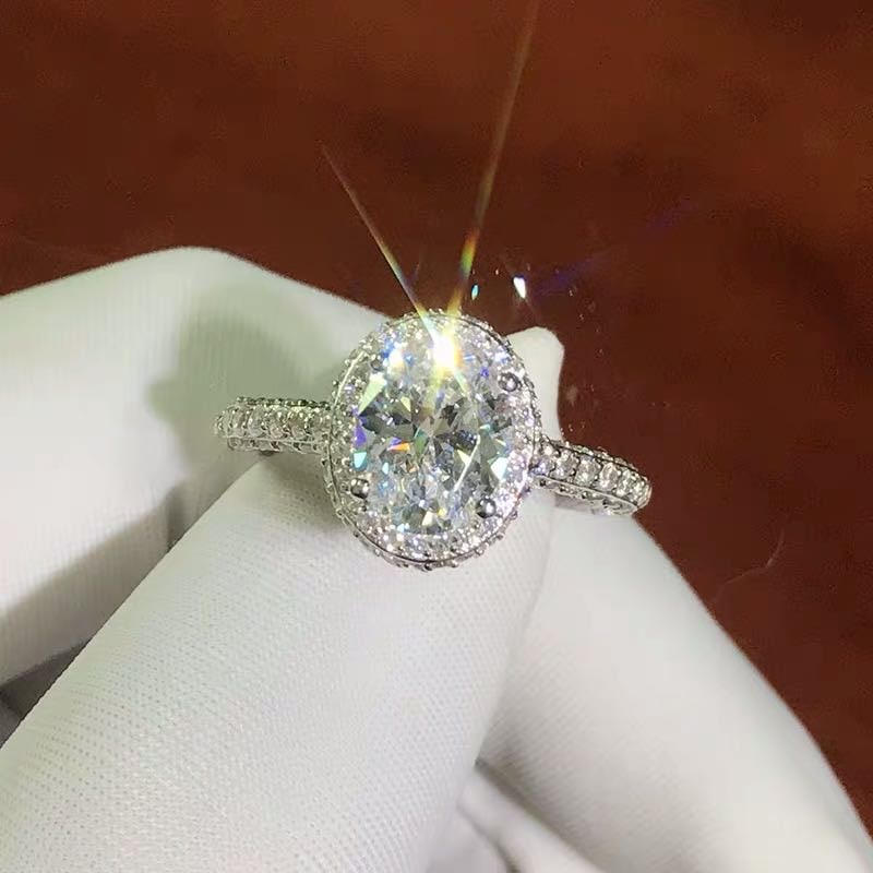 925 Silver 2ct Gem Ring: 925 Silver 2ct Gem Ring ****** Metal: 925 Silver / Main Stone: Moissanite / Carat Total Weight: 2