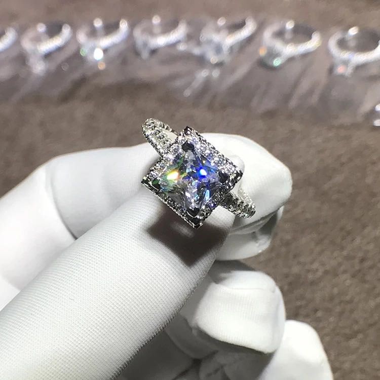 925 Silver 2ct Gem Ring: 925 Silver 2ct Gem Ring ****** Metal: 925 Silver / Main Stone: Moissanite / Carat Weight: 2