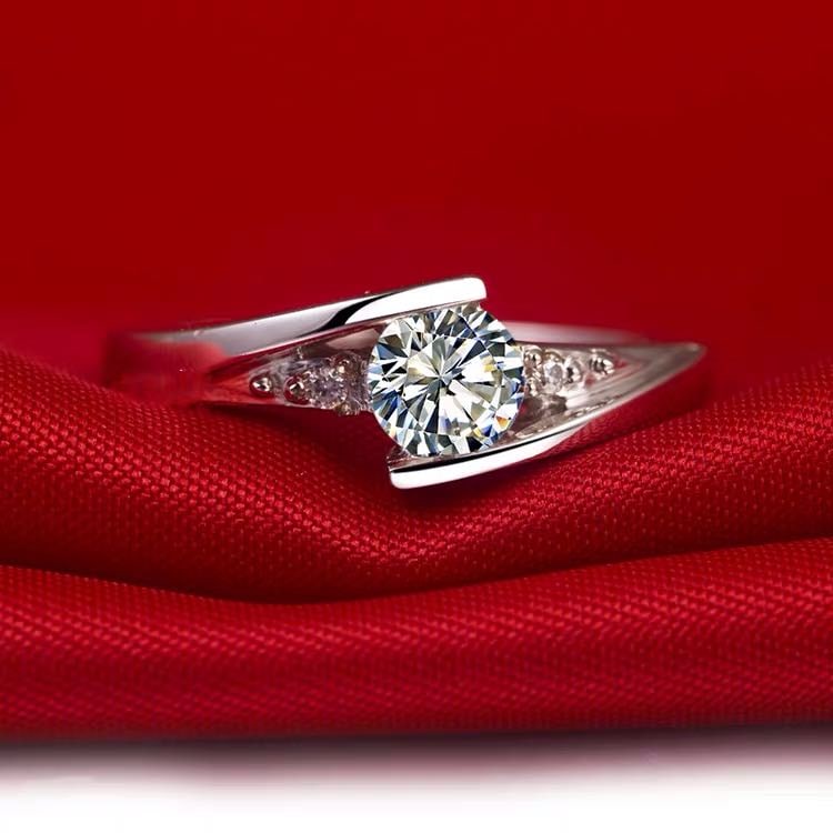 925 Silver Gem Ring: 925 Silver Gem Ring ****** Metal: 925 Silver / Main Stone: Moissanite