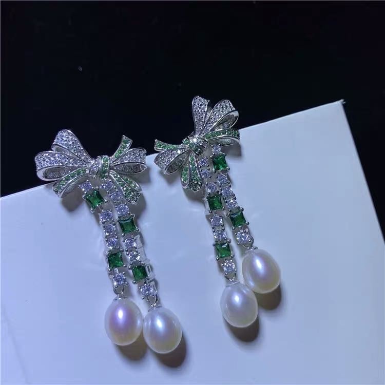 Natural Pearl Embeded Emerald 925 Silver Earrings: Natural Pearl Embeded Emerald 925 Silver Earrings ****** Metal: Natural Pearl / Color: White / Pearl Diameter 7mm