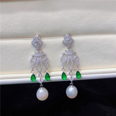 Natural Pearl Embeded Emerald 925 Silver Earrings: Natural Pearl Embeded Emerald 925 Silver Earrings ****** Metal: Natural Pearl / Color: White / Pearl Diameter 10mm