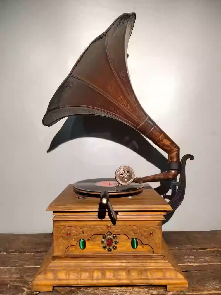 Solid wood hand-cranked record player - 4