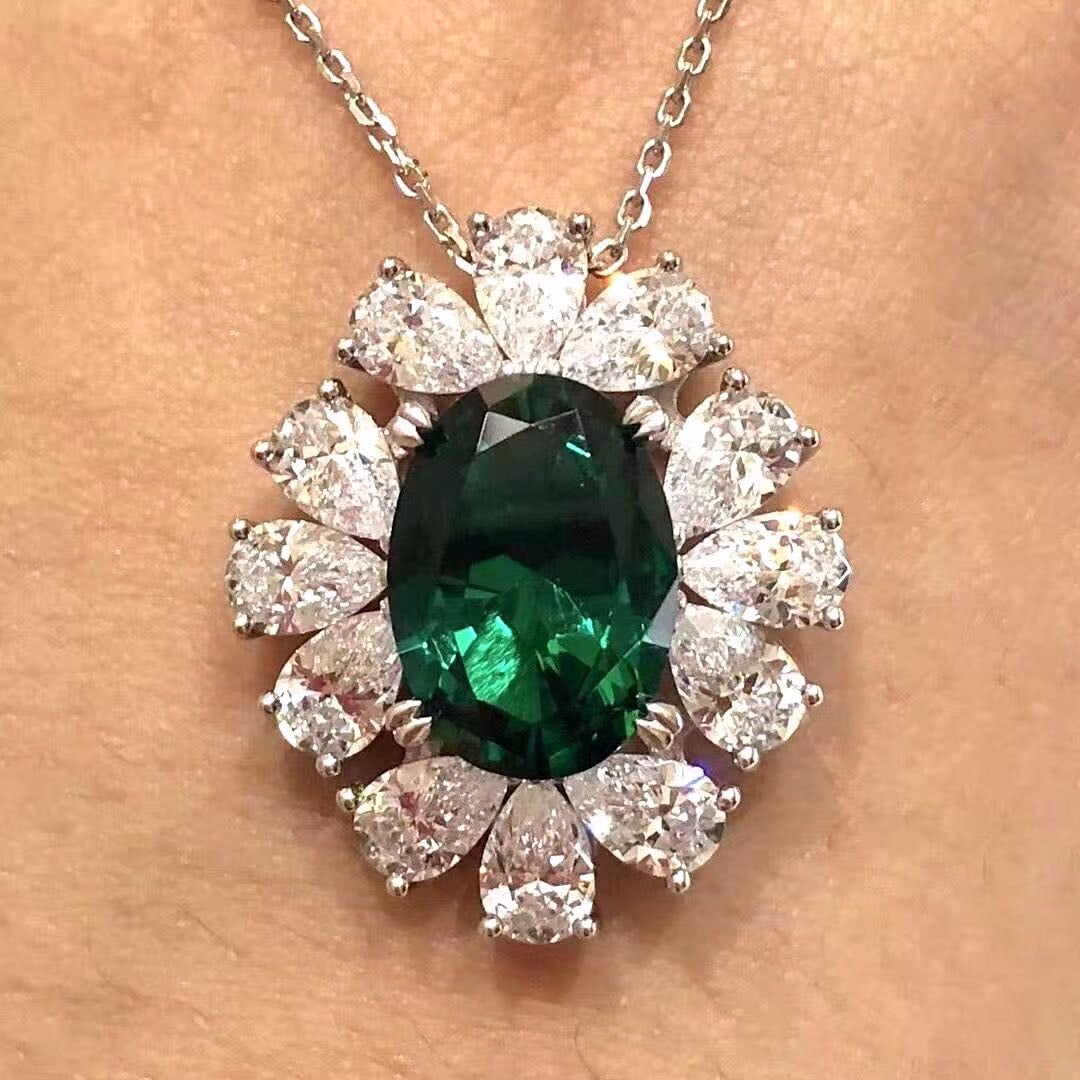 925 Silver Emerald Pendant: 925 Silver Emerald Pendant ****** Metal: 925 Silver / Main Stone: Emerald / Color: Green / Pendant Size: 20*25mm / Length : 45cm