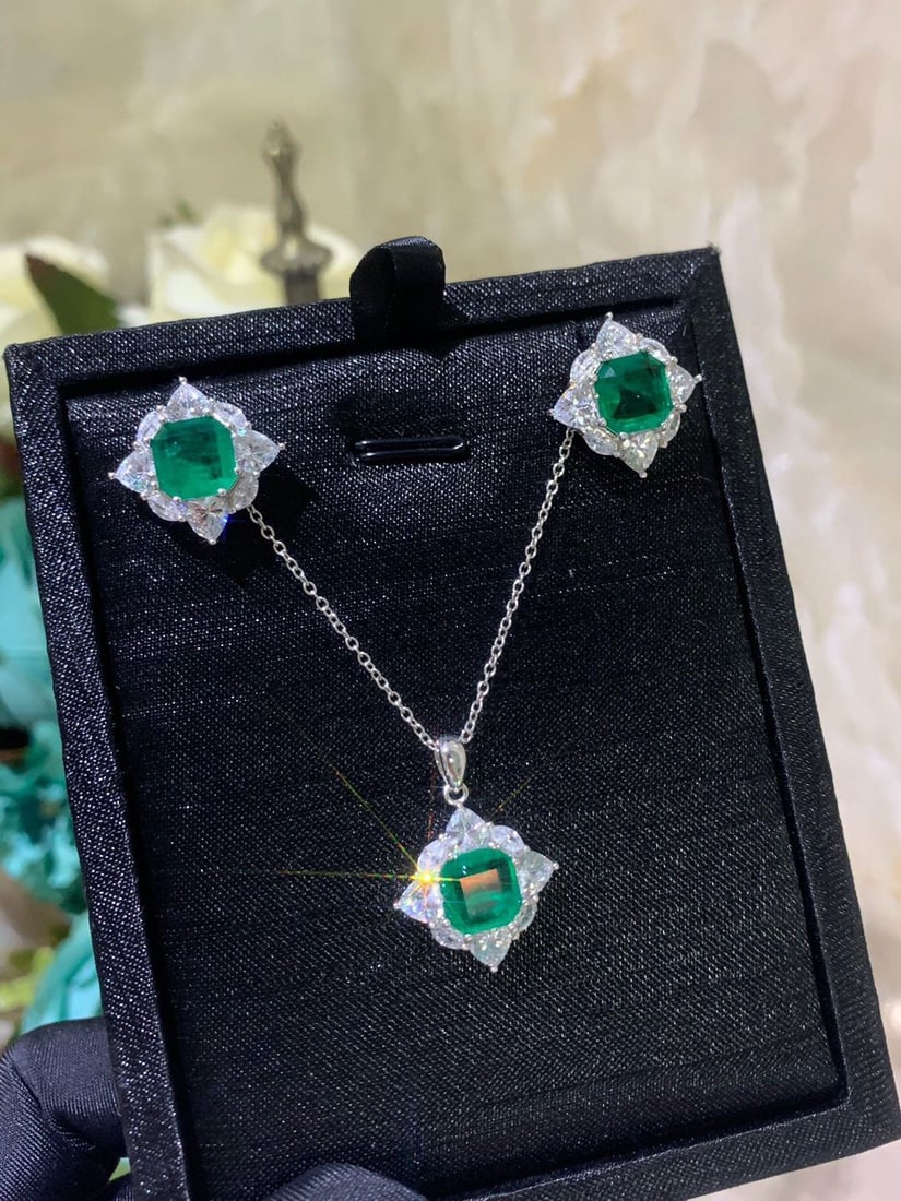 925 Silver Emerald Pendant And Earrings Two-Piece Set: 925 Silver Emerald Pendant And Earrings Two-Piece Set ****** Metal: 925 Silver / Main Stone: Emerald / Color: Green / Size: 17*17mm / Length : 45cm