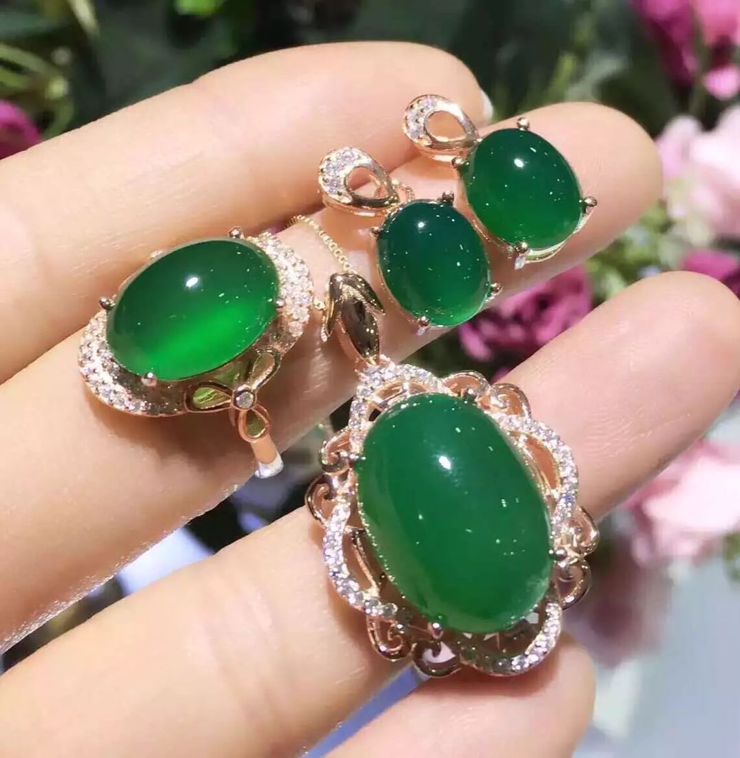 925 Silver Jade Necklace Earrings and Ring Three-Piece Set: 925 Silver Jade Necklace Earrings and Ring Three-Piece Set ****** Metal: 925 Silver / Main Stone: Jade / Color: Green / Pendant Main Stone Size: 13*18mm / Ring Main Stone Size: 10*14mm / Earrings