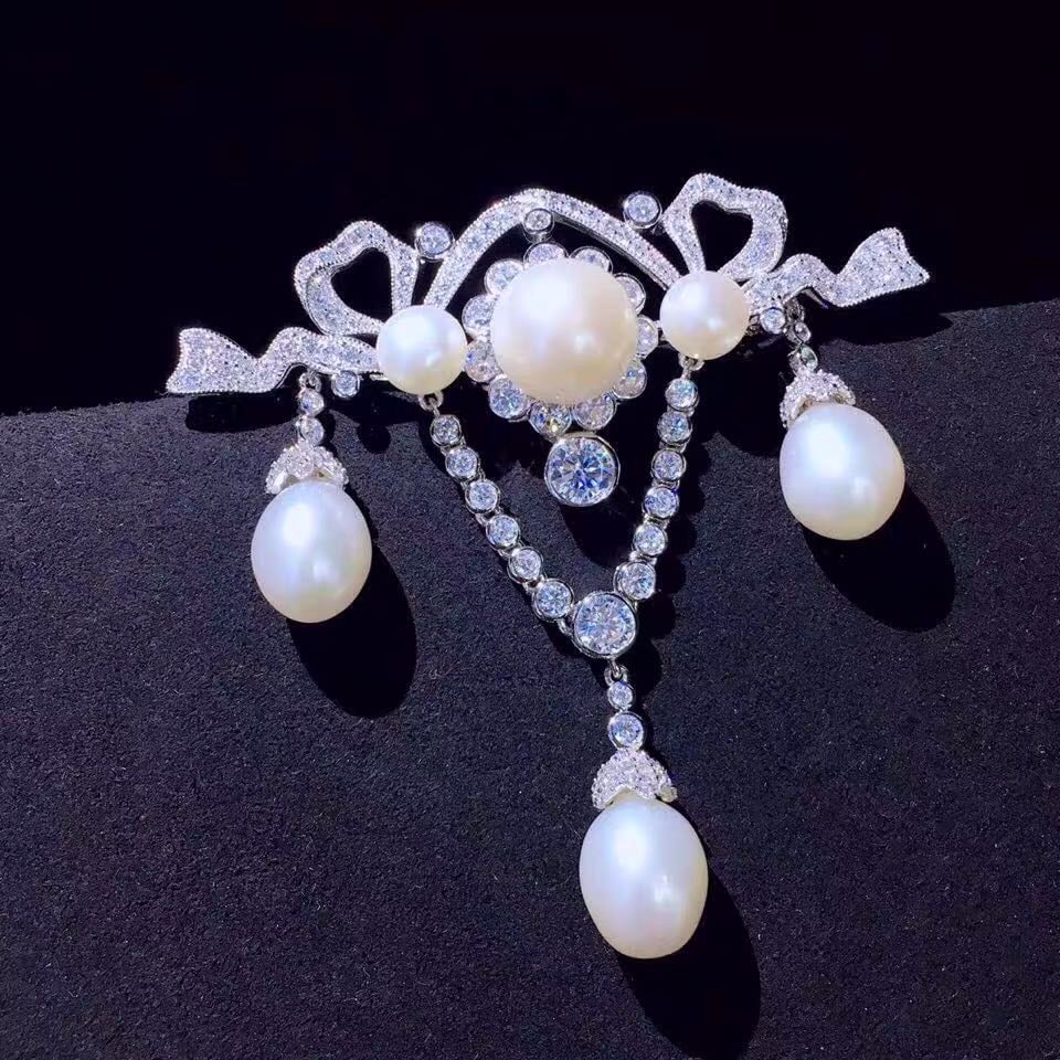 Natural Pearl 925 Silver Brooch: Natural Pearl 925 Silver Brooch ****** Metal: 925 Silver / Total Item Weight: 22 grams / Brooch Length: 70mm