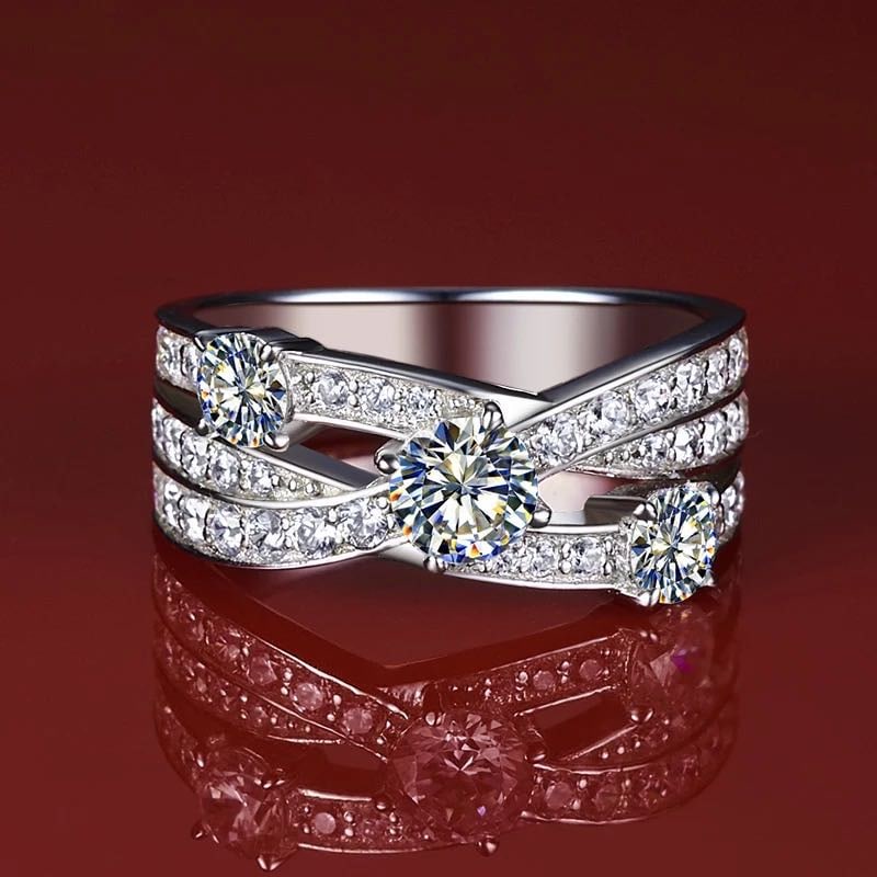 925 Silver Gem Ring: 925 Silver Gem Ring ****** Metal: 925 Silver / Main Stone: Moissanite / Diameter: 17mm