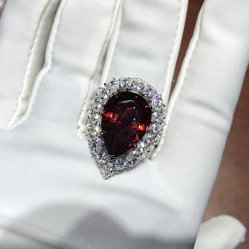 925 Silver 8ct Ruby Ring: 925 Silver 8ct Ruby Ring ****** Metal: 925 Silver / Main Stone: Ruby / Color: Red / Carat Weight: 8 / Main Stone Size: 13*18mm / Size: 17*22mm