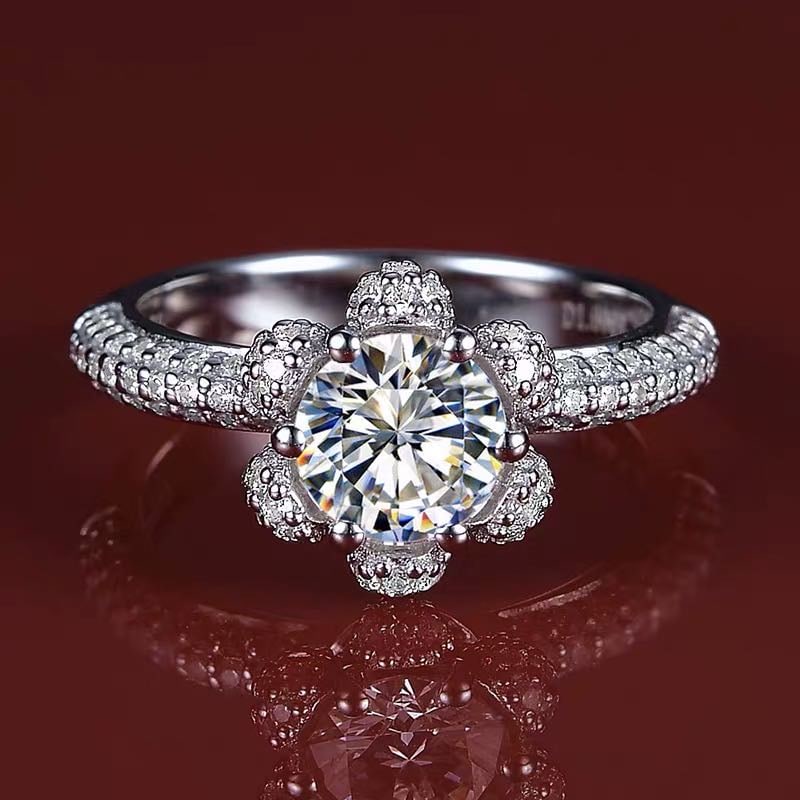 925 Silver 2ct Gem Ring: 925 Silver 2ct Gem Ring ****** Metal: 925 Silver / Main Stone: Moissanite / Carat Total Weight: 2