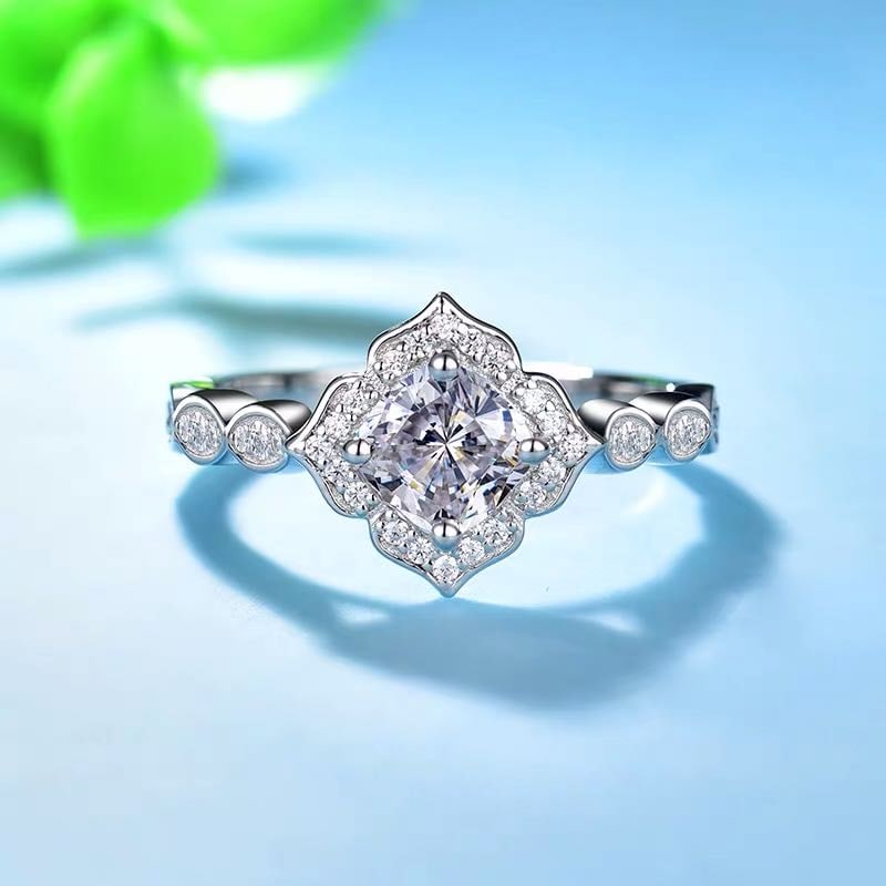 925 Silver 1ct Gem Ring: 925 Silver 1ct Gem Ring ****** Metal: 925 Silver / Main Stone: Moissanite / Carat Weight: 1