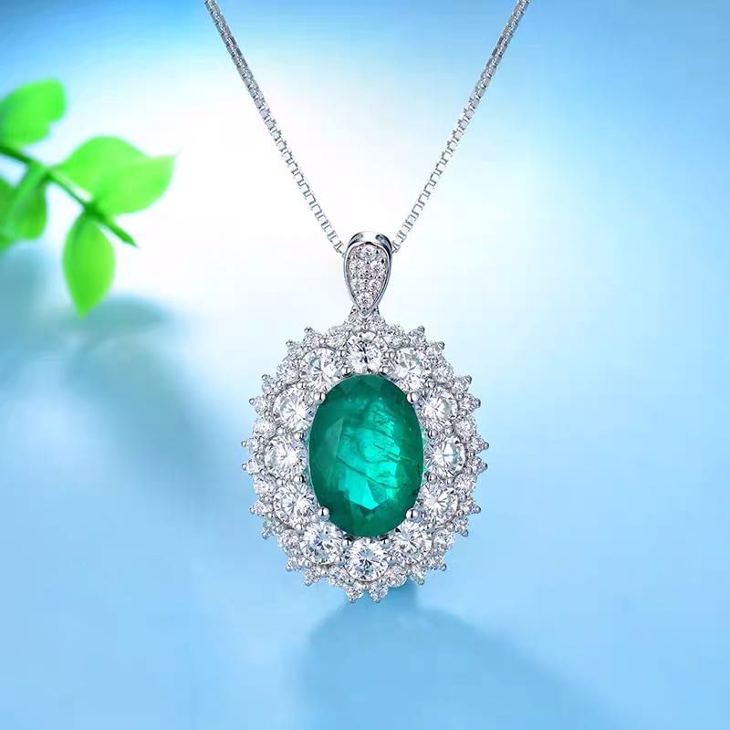 925 Silver 5.5ct Emerald Necklace: 925 Silver 5.5ct Emerald Necklace ****** Metal: 925 Silver / Main Stone: Emerald / Color: Green / Carat Weight: 5.5 / Main Stone Size: 10*14mm / Pendant Size: 22*32mm / Length: 45cm