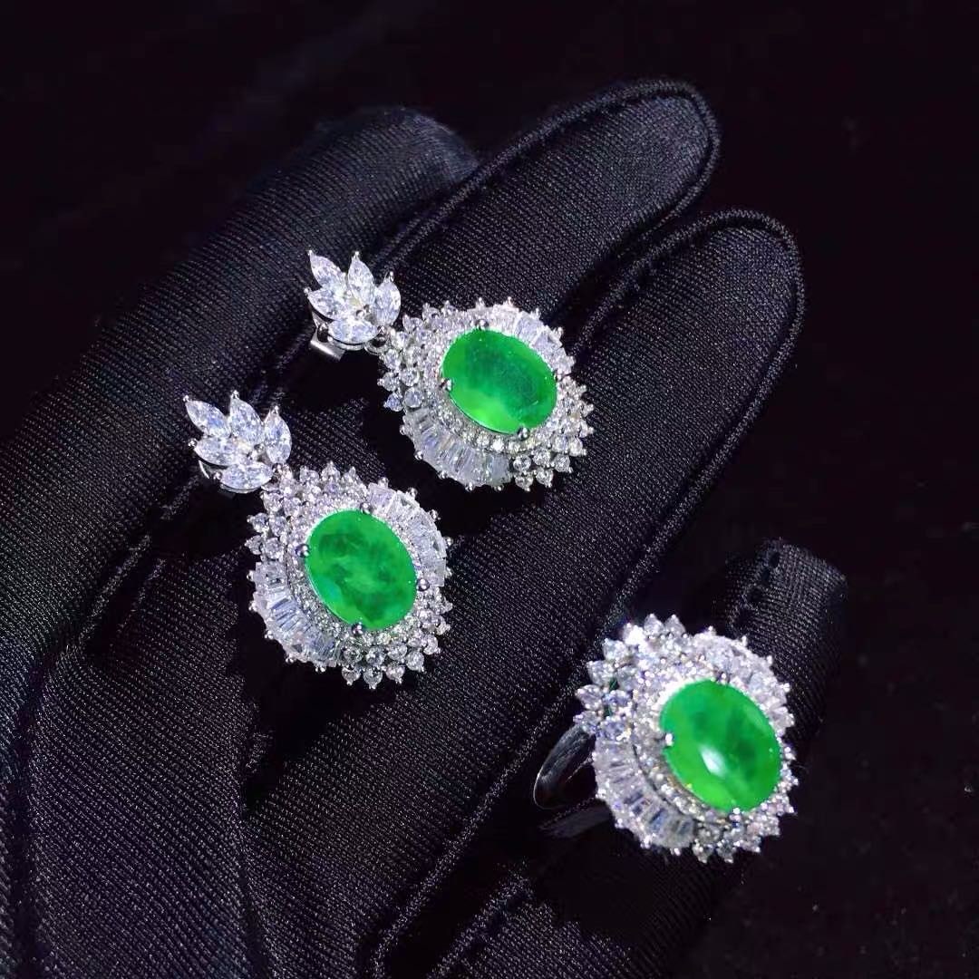 925 Silver Emerald Earrings and Ring Two-Piece Set: 925 Silver Emerald Earrings and Ring Two-Piece Set ****** Metal: 925 Silver / Total Item Weight: 20 grams / Main Stone: Emerald / Color: Green / Main Stone Size: 7*9mm