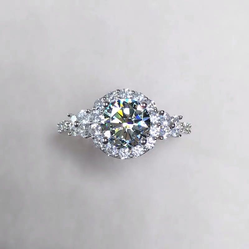 925 Silver 1ct Gem Ring: 925 Silver 1ct Gem Ring ****** Metal: 925 Silver / Main Stone: Moissanite / Carat Weight: 1