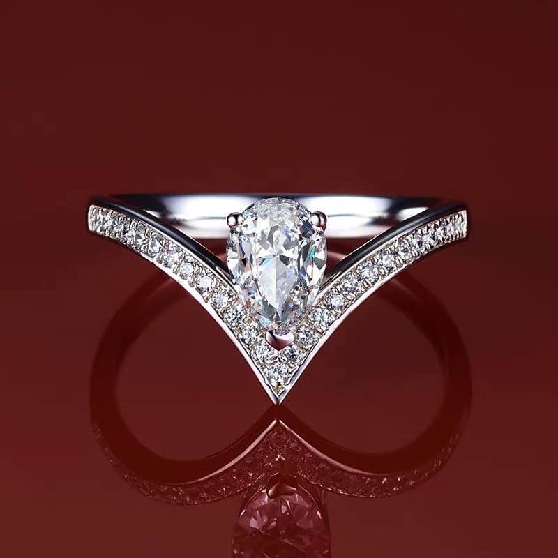925 Silver Gem Ring: 925 Silver Gem Ring ****** Metal: 925 Silver / Main Stone: Moissanite