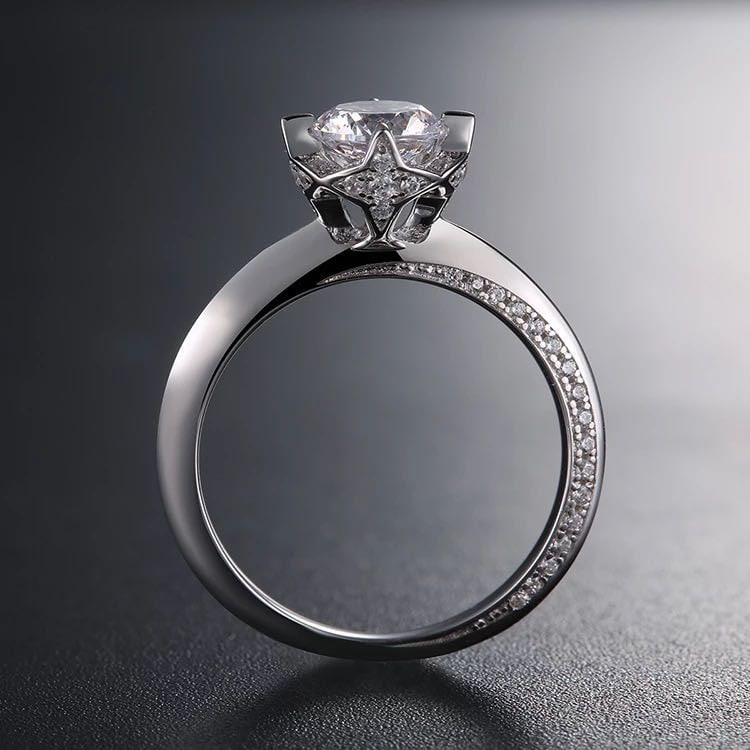 925 Silver Gem Ring: 925 Silver Gem Ring ****** Metal: 925 Silver / Main Stone: Moissanite / Size: 10.4*11.7mm
