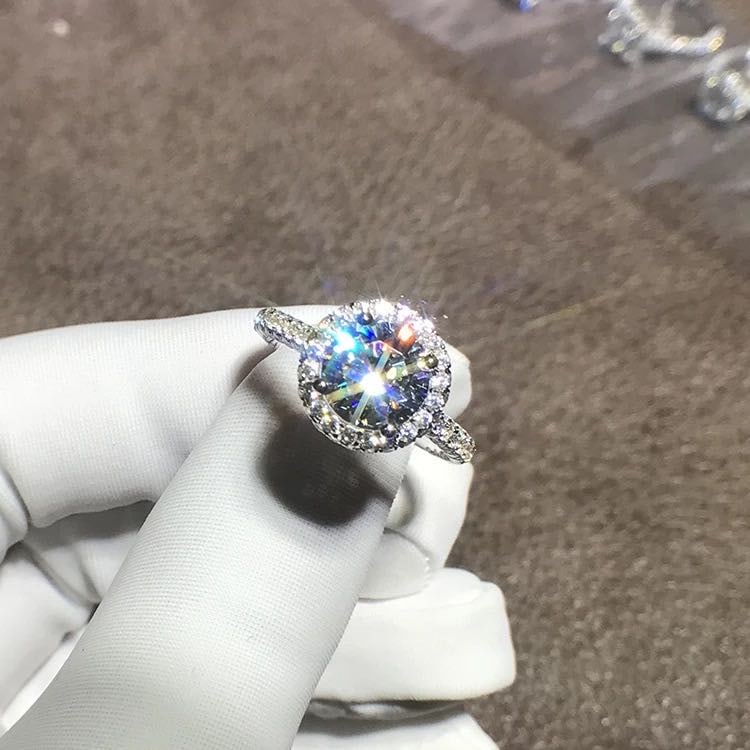 925 Silver 2ct Gem Ring: 925 Silver 2ct Gem Ring ****** Metal: 925 Silver / Main Stone: Moissanite / Carat Total Weight: 2