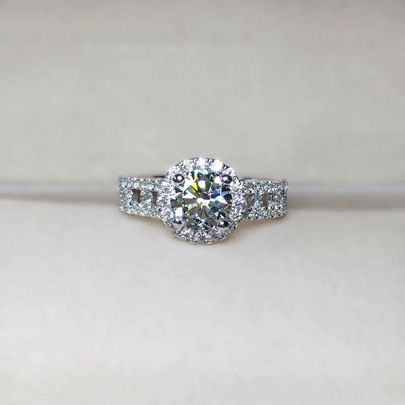 925 Silver 1ct Gem Ring: 925 Silver 1ct Gem Ring ****** Metal: 925 Silver / Main Stone: Moissanite / Carat Weight: 1