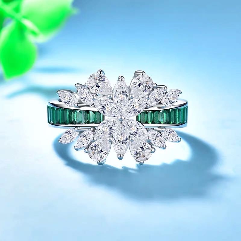 925 Silver Emerald Ring: 925 Silver Emerald Ring ****** Metal: 925 Silver / Main Stone: Emerald / Color: Green / Size: 15*18mm