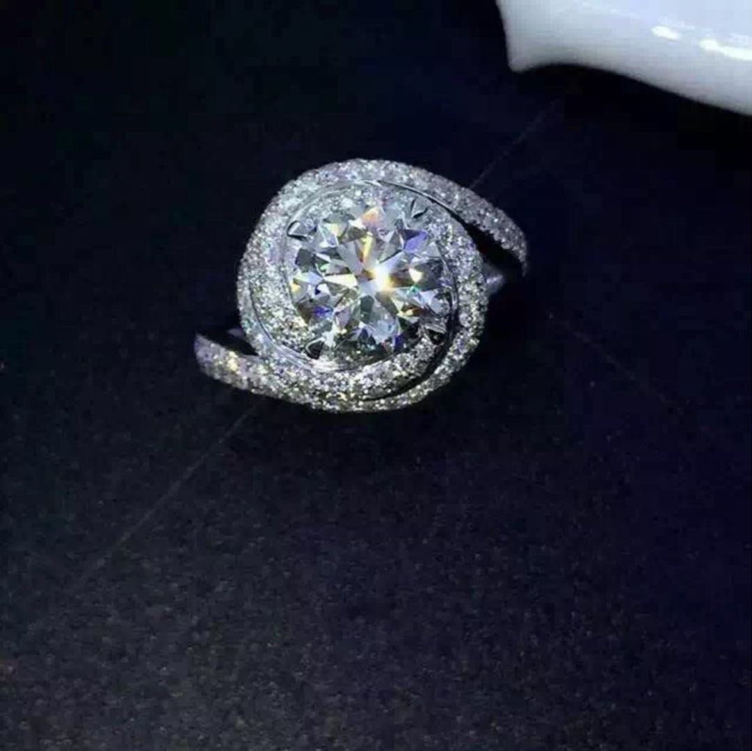 925 Silver 1ct Gem Ring: 925 Silver 1ct Gem Ring ****** Metal: 925 Silver / Main Stone: Moissanite / Carat Weight: 1