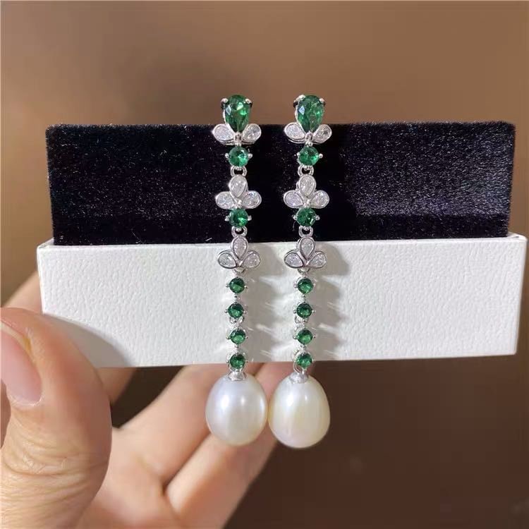Natural Pearl Embeded Emerald 925 Silver Earrings: Natural Pearl Embeded Emerald 925 Silver Earrings ****** Metal: Natural Pearl / Color: White / Pearl Diameter 10mm