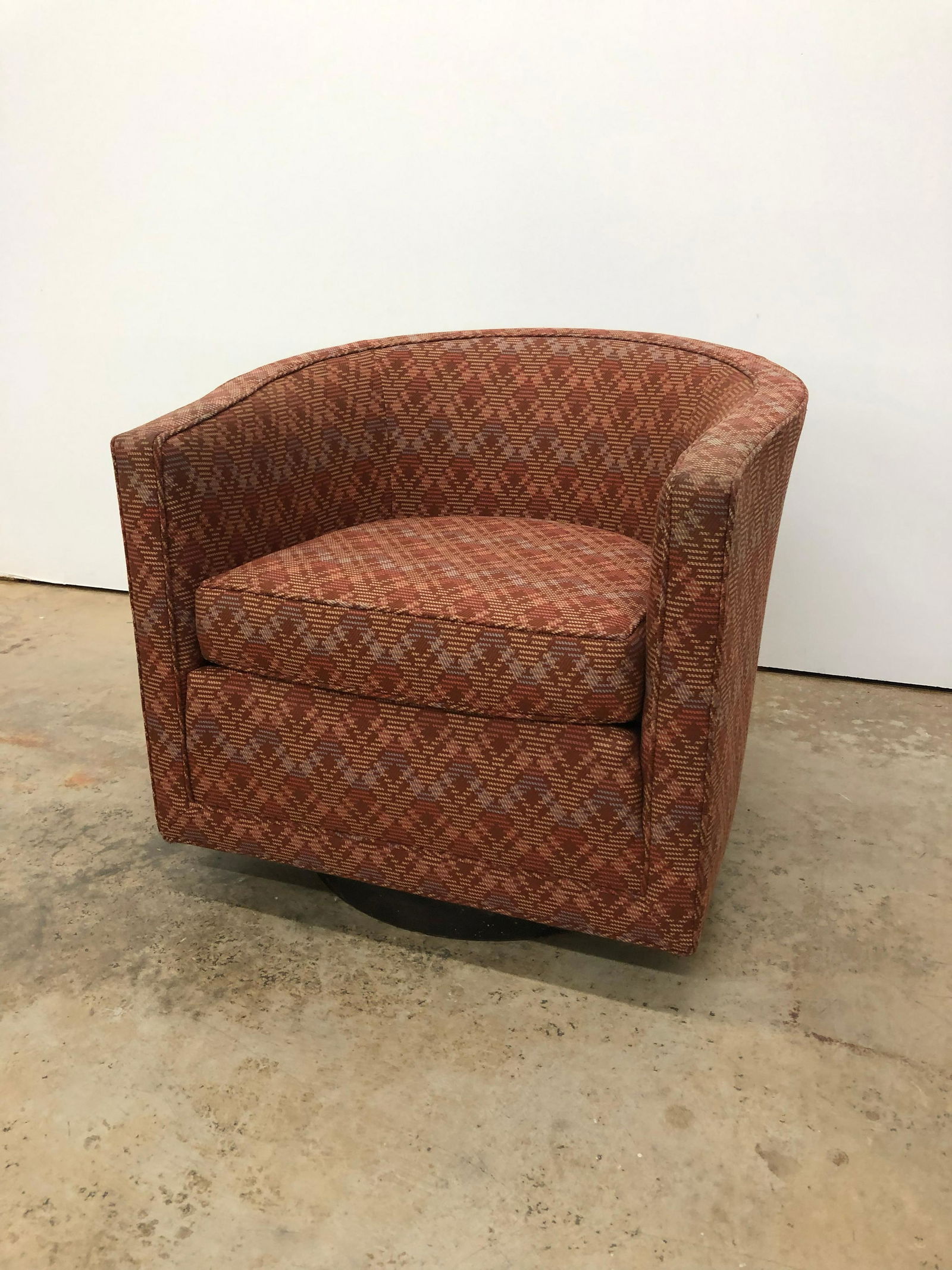 Dunbar Swivel Chair (1 of 5)