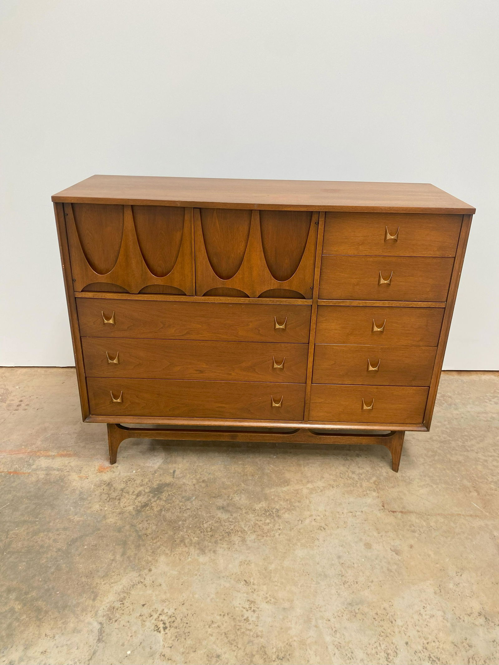 Broyhill Brasilia "Magna" Chest (1 of 9)