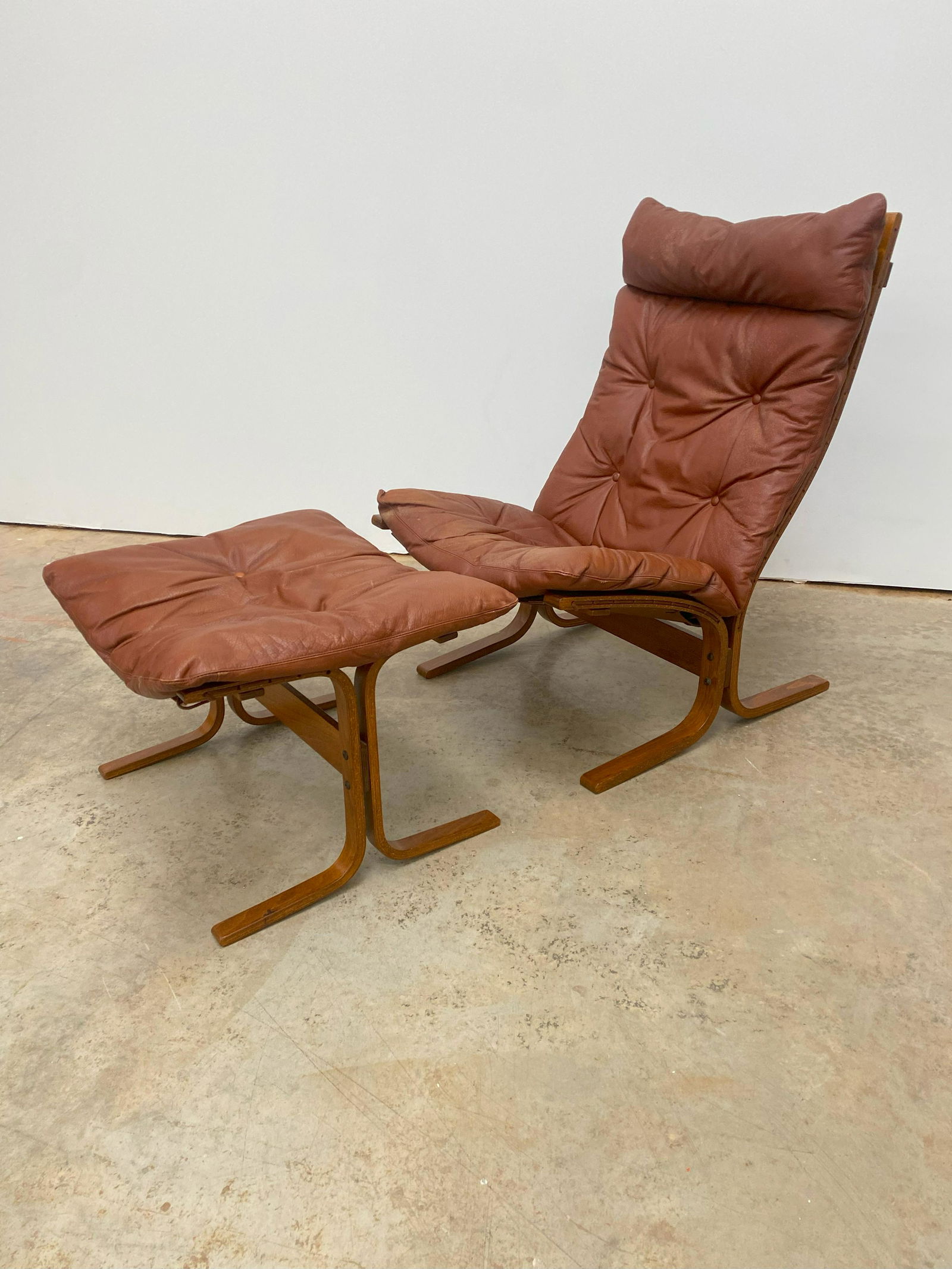Westnofa Siesta Lounge Chair and Ottoman (1 of 6)