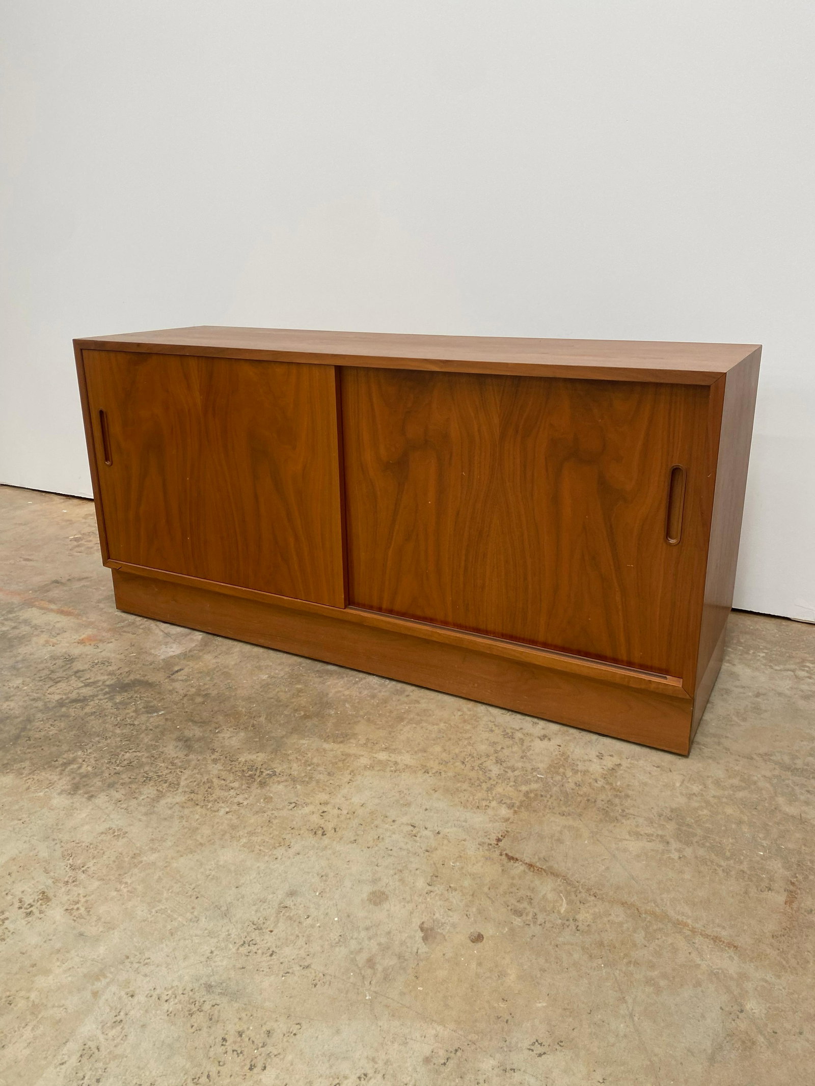 Danish Credenza with Hutch: Danish modern sliding door teak credenza by Hundevad Furniture. Comes with optional hutch/bar cabinet. Credenza height: 26.5 inches