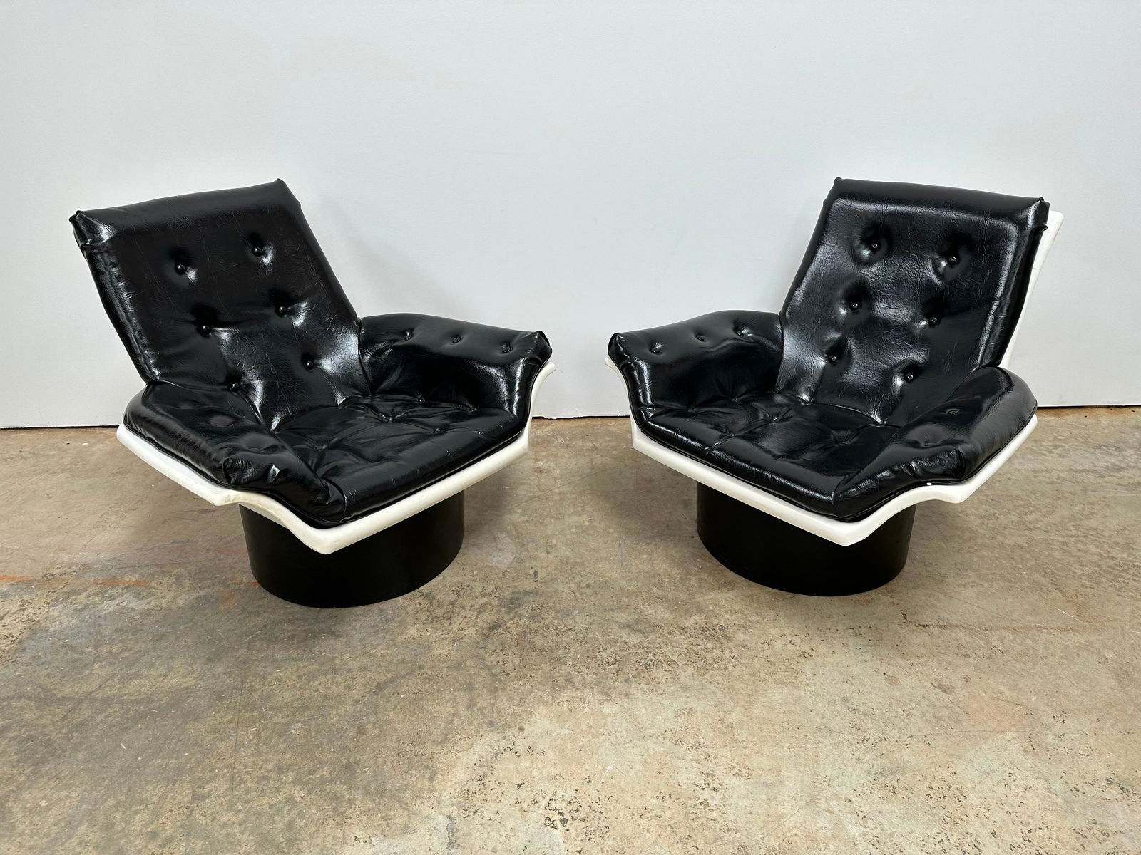 Pair of Space Age Lounge Chairs (1 of 7)