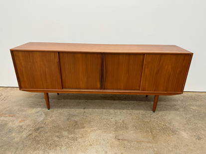 Gunni Omann Credenza: Stunning credenza by Gunni Omann for Axel Christensen. Beautiful design. 2 shelves. 3 drawers.